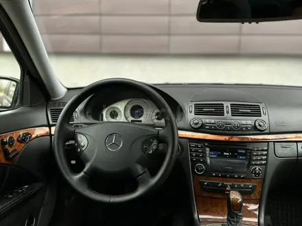 Mercedes-Benz E 320 2004 года за 5 850 000 тг. в Караганда – фото 34