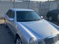 Mercedes-Benz E 240 1996 года за 2 700 000 тг. в Бауыржана Момышулы – фото 2