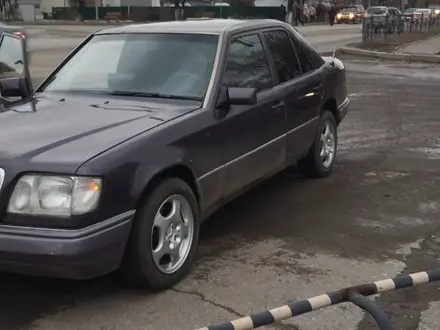 Mercedes-Benz E 220 1994 года за 2 350 000 тг. в Караганда