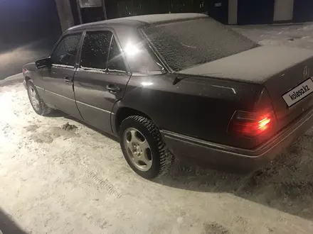 Mercedes-Benz E 220 1994 года за 2 350 000 тг. в Караганда – фото 3