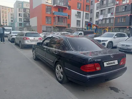 Mercedes-Benz E 320 1997 года за 2 300 000 тг. в Алматы – фото 3