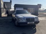 Mercedes-Benz E 220 1993 года за 1 700 000 тг. в Тараз – фото 2