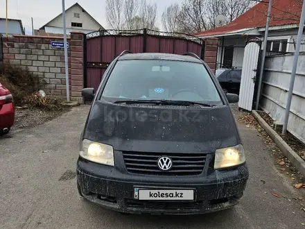 Volkswagen Sharan 2003 года за 1 750 000 тг. в Алматы – фото 2