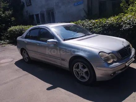 Mercedes-Benz C 200 2000 года за 3 000 000 тг. в Алматы – фото 2