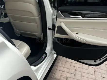 BMW 540 2018 года за 29 800 000 тг. в Алматы – фото 9