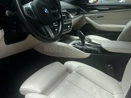 BMW 540 2018 года за 29 800 000 тг. в Алматы – фото 11
