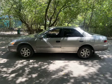 Toyota Camry 1998 года за 2 150 000 тг. в Алматы – фото 3