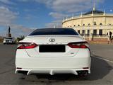 Toyota Camry 2022 года за 13 500 000 тг. в Атырау – фото 2