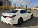 Toyota Camry 2022 года за 13 500 000 тг. в Атырау – фото 3