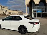 Toyota Camry 2022 года за 13 500 000 тг. в Атырау – фото 4