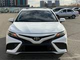 Toyota Camry 2022 года за 13 500 000 тг. в Атырау – фото 5