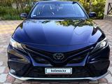 Toyota Camry 2021 года за 8 000 000 тг. в Актобе
