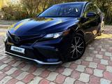 Toyota Camry 2021 года за 8 000 000 тг. в Актобе – фото 3