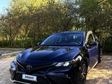 Toyota Camry 2021 года за 8 000 000 тг. в Актобе – фото 2