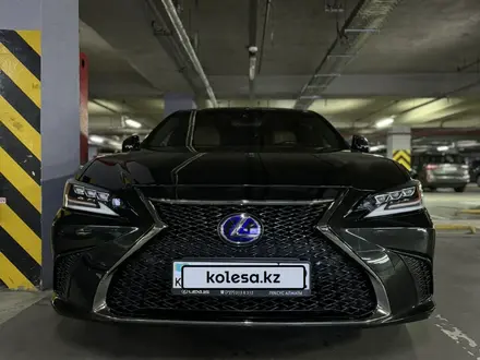Lexus ES 300h 2020 года за 23 800 000 тг. в Алматы – фото 2
