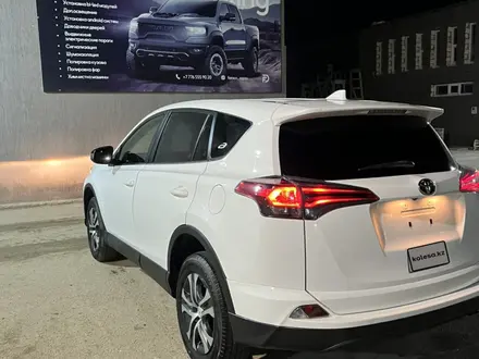 Toyota RAV4 2018 года за 8 800 000 тг. в Актау