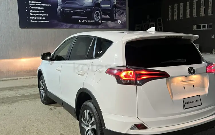 Toyota RAV4 2018 года за 8 800 000 тг. в Актау