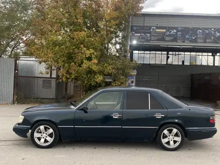 Mercedes-Benz E 220 1995 года за 1 400 000 тг. в Тараз – фото 2