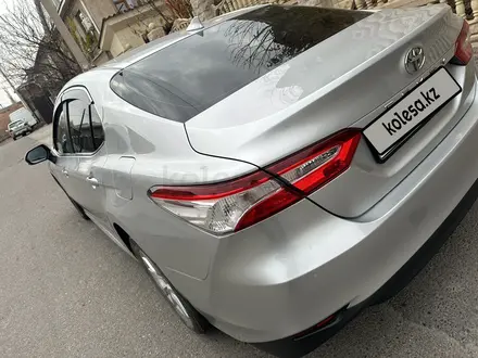 Toyota Camry 2018 года за 13 000 000 тг. в Алматы – фото 28