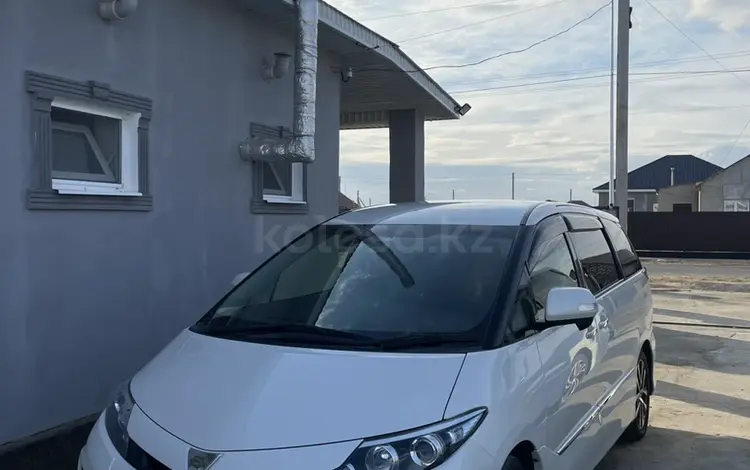 Toyota Estima 2013 года за 6 100 000 тг. в Атырау