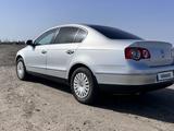 Volkswagen Passat 2008 года за 4 400 000 тг. в Костанай – фото 2