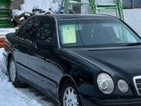 Mercedes-Benz E 200 1997 года за 2 300 000 тг. в Костанай – фото 2