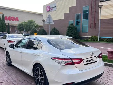 Toyota Camry 2022 года за 14 500 000 тг. в Алматы – фото 4