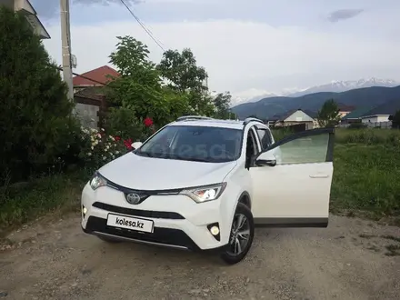 Toyota RAV4 2017 года за 12 500 000 тг. в Алматы
