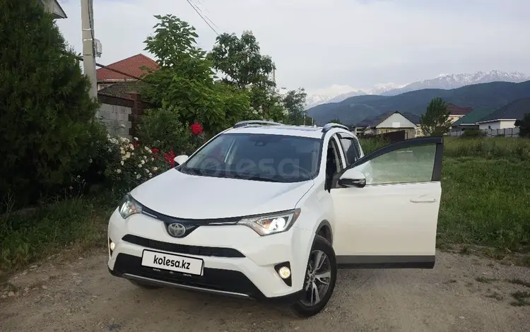 Toyota RAV4 2017 года за 12 500 000 тг. в Алматы