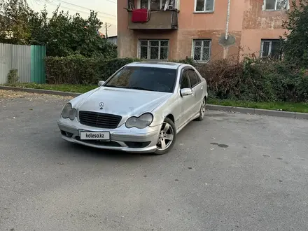 Mercedes-Benz C 200 2002 года за 2 600 000 тг. в Алматы – фото 2