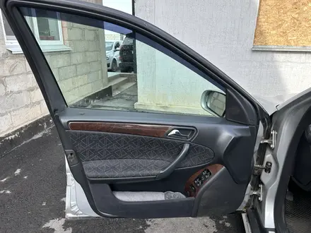 Mercedes-Benz C 200 2002 года за 2 600 000 тг. в Алматы – фото 7