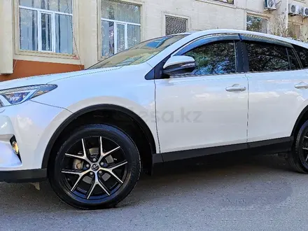 Toyota RAV4 2018 года за 12 800 000 тг. в Актобе