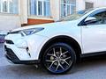 Toyota RAV4 2018 годаүшін12 800 000 тг. в Актобе – фото 2