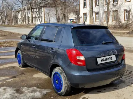 Skoda Fabia 2010 года за 1 000 000 тг. в Аксай – фото 5