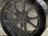 Oригинальные диски Porsche Cayenne с резиной за 2 600 000 тг. в Алматы – фото 3