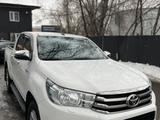 Toyota Hilux 2018 года за 13 500 000 тг. в Алматы – фото 2