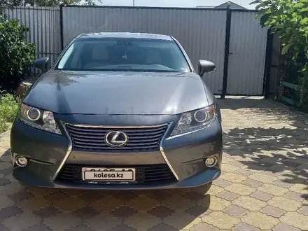 Lexus ES 300h 2014 года за 9 500 000 тг. в Атырау