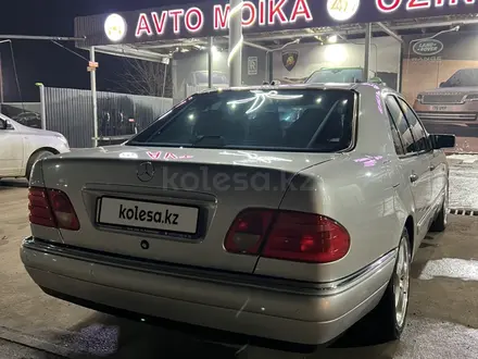 Mercedes-Benz E 240 1998 года за 5 000 000 тг. в Шымкент – фото 4