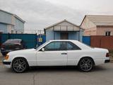 Mercedes-Benz E 230 1991 года за 1 000 000 тг. в Атырау – фото 2
