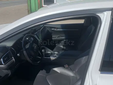 Toyota Camry 2019 года за 13 000 000 тг. в Семей – фото 4
