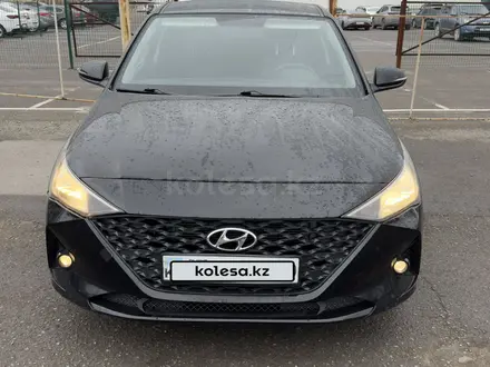 Hyundai Accent 2021 года за 7 700 000 тг. в Караганда – фото 2