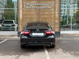Toyota Camry Luxe 2021 года за 13 950 000 тг. в Астана – фото 4