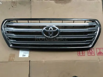 Решетка радиатора Toyota Land Cruiser 200 за 14 500 тг. в Алматы