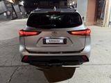 Toyota Highlander 2024 года за 22 000 000 тг. в Атырау – фото 2