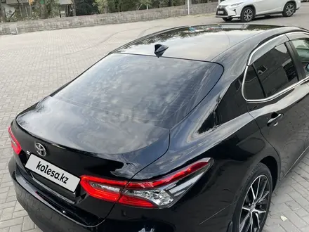 Toyota Camry 2021 года за 12 900 000 тг. в Алматы – фото 5
