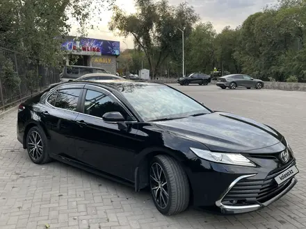 Toyota Camry 2021 года за 12 900 000 тг. в Алматы – фото 8