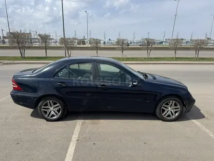 Mercedes-Benz C 180 2002 года за 1 870 000 тг. в Астана – фото 4