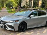 Toyota Camry 2021 года за 15 700 000 тг. в Алматы – фото 2