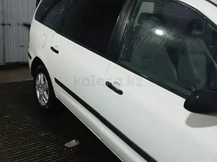 Volkswagen Sharan 2000 года за 2 800 000 тг. в Актобе – фото 25