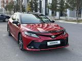 Toyota Camry 2022 года за 15 200 000 тг. в Астана